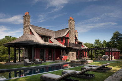 Ispirazione per la facciata di una casa rossa country a due piani con rivestimento in legno
