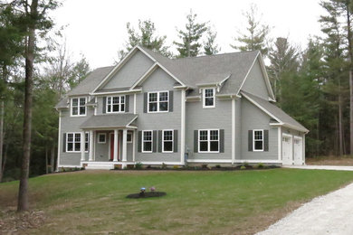Foto de fachada gris de estilo de casa de campo de tamaño medio de dos plantas con revestimiento de vinilo y tejado a dos aguas