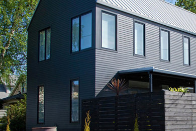 Modelo de fachada de casa gris contemporánea grande de dos plantas con revestimiento de vinilo, tejado a dos aguas y tejado de metal