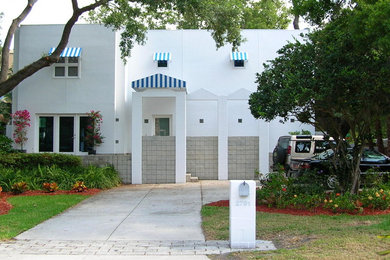 Imagen de fachada de casa blanca minimalista de tamaño medio de dos plantas con revestimiento de estuco y tejado plano