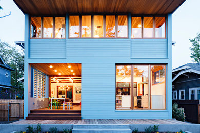 Foto de fachada blanca moderna de tamaño medio de dos plantas con revestimiento de madera y tejado plano