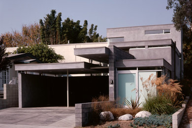 На фото: большой, двухэтажный, кирпичный, серый дом в стиле модернизм с плоской крышей с