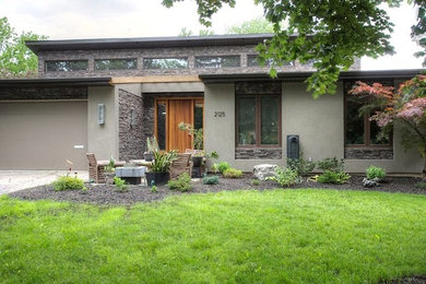 Diseño de fachada de casa gris actual de tamaño medio de dos plantas con revestimientos combinados y tejado de un solo tendido