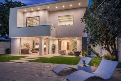 Design ideas for a modern house exterior in Los Angeles.