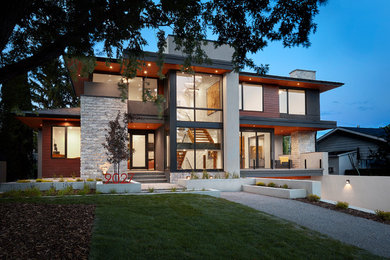 Inspiration pour une façade de maison minimaliste à un étage.