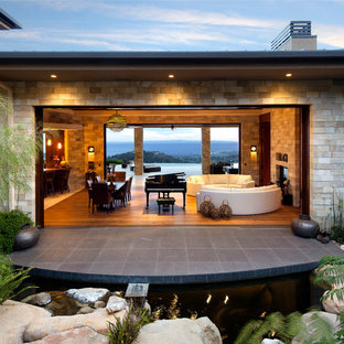 Großes, Zweistöckiges, Braunes Tropisches Haus mit Putzfassade in Santa Barbara