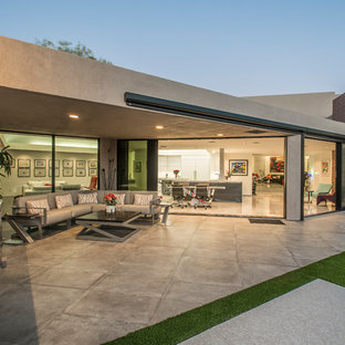 Ejemplo de fachada de casa gris, moderna, grande, de una planta, con revestimiento de hormigón y tejado plano