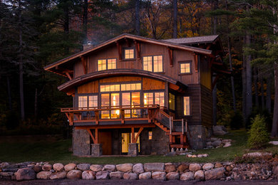 Cette photo montre une façade de maison marron montagne à deux étages et plus avec un revêtement mixte, un toit à deux pans et un toit en shingle.