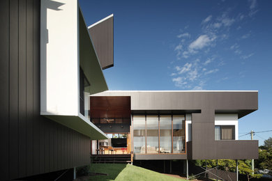 Diseño de fachada moderna con revestimientos combinados