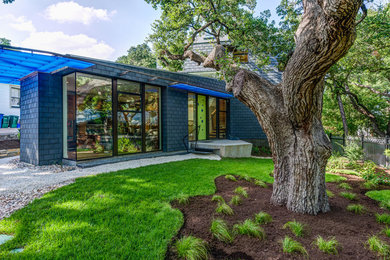 Großes, Zweistöckiges Modernes Haus mit Mix-Fassade und grauer Fassadenfarbe in Austin