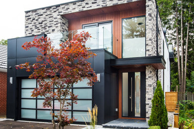Источник вдохновения для домашнего уюта: двухэтажный, разноцветный частный загородный дом среднего размера в стиле модернизм с комбинированной облицовкой и плоской крышей