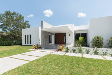 На фото: большой, одноэтажный, белый частный загородный дом в стиле модернизм с облицовкой из бетона и плоской крышей