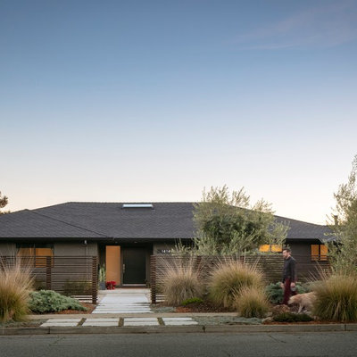 Large contemporary gray one-story stucco house exterior idea in San Francisco with a hip roof and a shingle roof