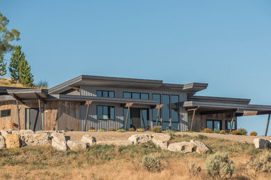 Mittelgroßes, Einstöckiges Modernes Haus mit Metallfassade, grauer Fassadenfarbe und Pultdach in Boise