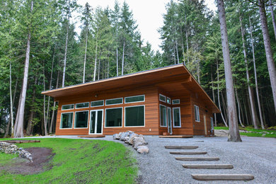Immagine della facciata di una casa con rivestimento in legno