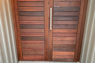 Foto de fachada gris moderna con revestimiento de madera