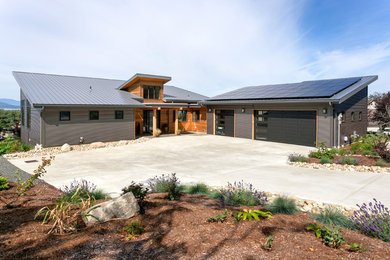 Foto de fachada de casa gris actual grande de una planta con revestimiento de madera, tejado de un solo tendido y tejado de metal