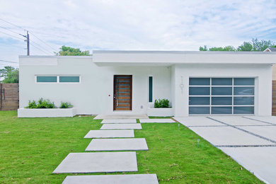 Mid-sized trendy white one-story stucco flat roof photo in Jacksonville