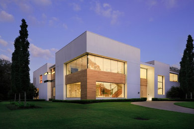Стильный дизайн: большой, двухэтажный, белый частный загородный дом в стиле модернизм - последний тренд