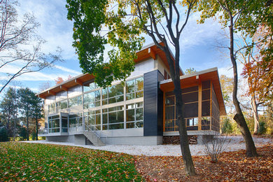 Foto de fachada moderna de dos plantas con revestimiento de metal