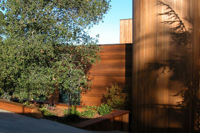 Ejemplo de fachada marrón minimalista grande de dos plantas con revestimiento de madera