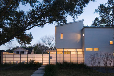 На фото: двухэтажный, белый дом среднего размера в стиле модернизм с облицовкой из цементной штукатурки и односкатной крышей
