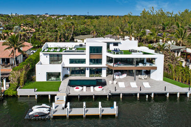 Example of a minimalist three-story exterior home design in Miami
