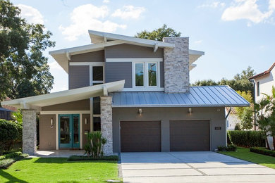 Diseño de fachada marrón minimalista de tamaño medio de dos plantas con tejado de un solo tendido y revestimiento de estuco