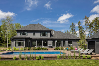 Свежая идея для дизайна: большой, двухэтажный, серый частный загородный дом с облицовкой из винила - отличное фото интерьера