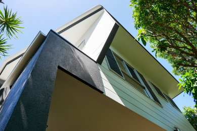 Diseño de fachada de casa actual de tamaño medio de dos plantas