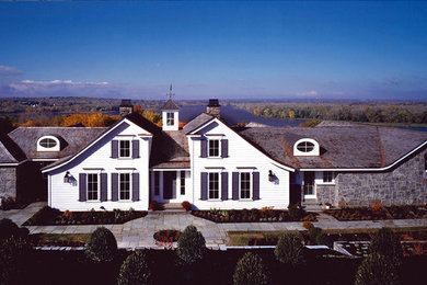 Foto de fachada de casa blanca tradicional grande de dos plantas con revestimientos combinados, tejado a dos aguas y tejado de teja de madera