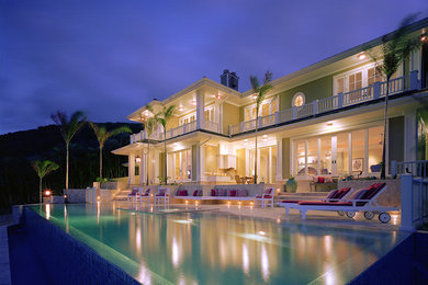 ハワイにあるトラディショナルスタイルのおしゃれな家の外観の写真