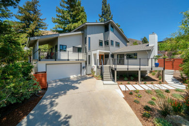 Großes, Zweistöckiges Modernes Einfamilienhaus mit Mix-Fassade, grauer Fassadenfarbe, Schmetterlingsdach und Schindeldach in San Luis Obispo