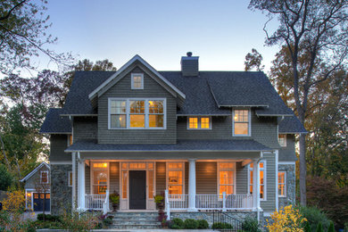 Ejemplo de fachada gris y negra clásica de tamaño medio con tejado a dos aguas y tejado de teja de madera
