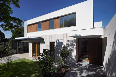 Zweistöckiges Modernes Haus mit weißer Fassadenfarbe in Melbourne