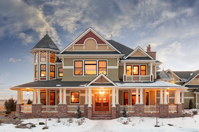 Ejemplo de fachada de casa beige clásica de dos plantas con revestimiento de hormigón y tejado de teja de madera