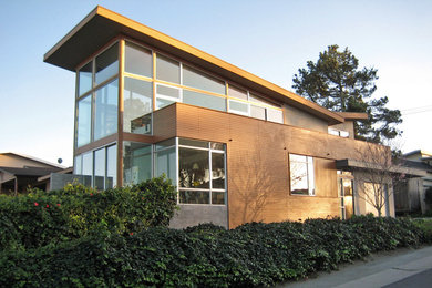 Foto de fachada minimalista de tamaño medio de dos plantas con revestimiento de madera