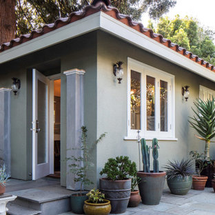 Kleines, Einstöckiges, Grünes, Braunes Klassisches Tiny House mit Putzfassade, Walmdach und Ziegeldach in San Francisco