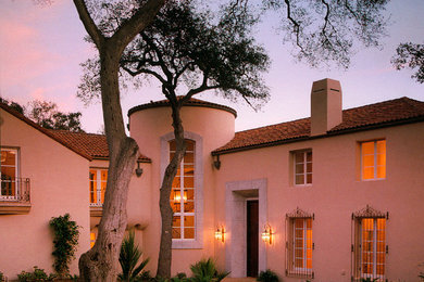サンタバーバラにある地中海スタイルのおしゃれな家の外観の写真