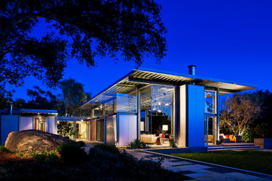 This is an example of a modern house exterior in Santa Barbara.