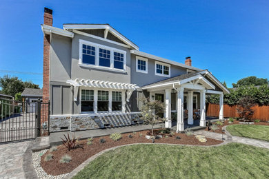 Foto de fachada de casa gris de estilo de casa de campo grande de dos plantas con revestimientos combinados
