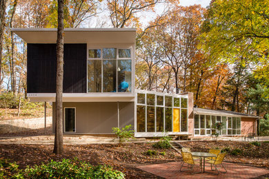 Example of a mid-century modern exterior home design in DC Metro