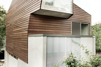 Идея дизайна: деревянный, маленький, двухэтажный, серый дом в современном стиле для на участке и в саду