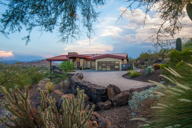 フェニックスにあるラグジュアリーなトランジショナルスタイルのおしゃれな家の外観の写真