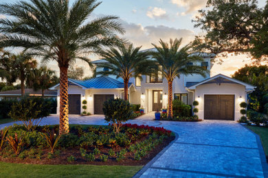 マイアミにある高級なトランジショナルスタイルのおしゃれな家の外観 (混合材サイディング) の写真