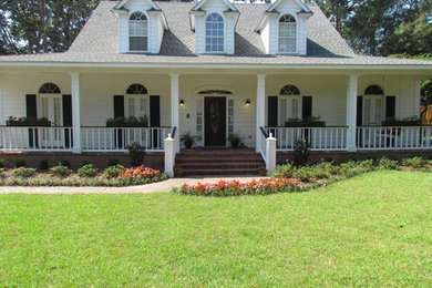 Foto de fachada de casa blanca tradicional de tamaño medio de una planta con revestimiento de vinilo y tejado a dos aguas