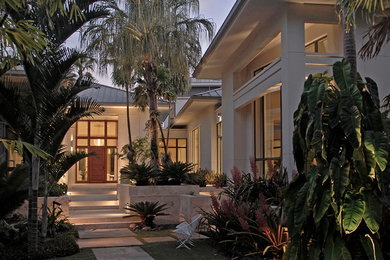 Geräumiges, Einstöckiges Modernes Haus mit Mix-Fassade, weißer Fassadenfarbe und Walmdach in Miami