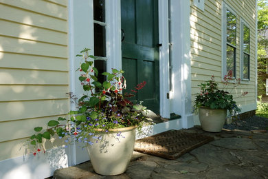 ボストンにある低価格の小さなトラディショナルスタイルのおしゃれな家の外観 (黄色い外壁) の写真