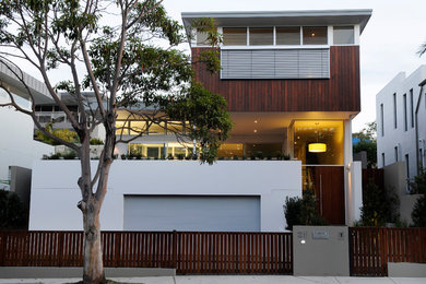 Aménagement d'une grande façade de maison multicolore contemporaine à un étage avec un toit plat, un toit en métal et un revêtement mixte.
