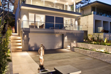 シドニーにあるラグジュアリーなコンテンポラリースタイルのおしゃれな家の外観 (レンガサイディング、混合材屋根) の写真